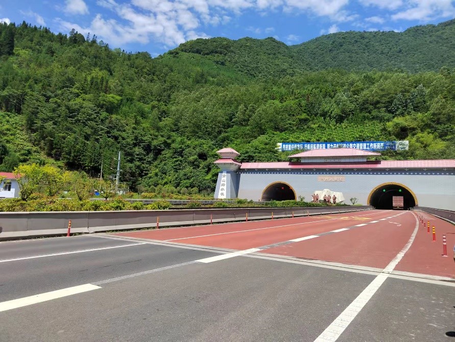 公司参建雅康高速二郎山隧道荣获国家优质工程奖